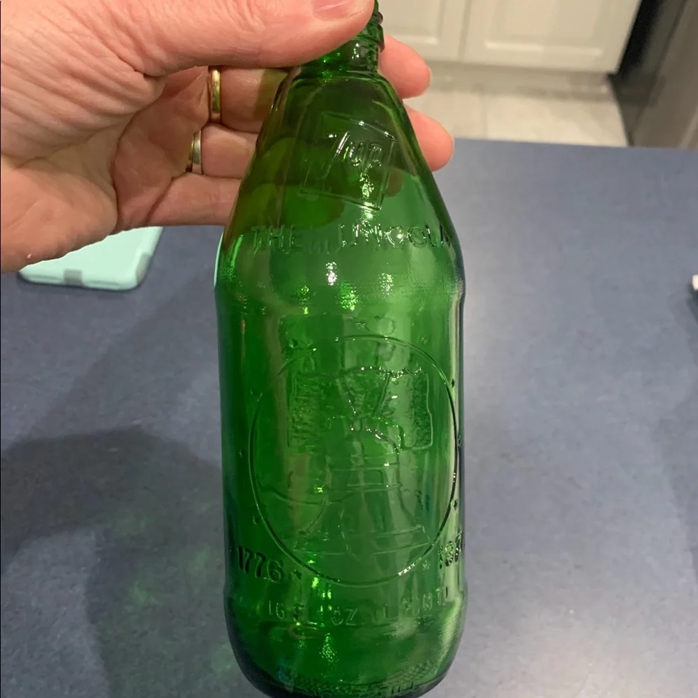 7-UP Bottle/Liberty Bell,Bicentennial 1976,Green Glass Bottle, excellent clean
